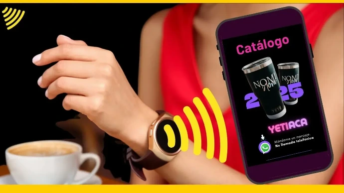 Mujer que muestra cómo funciona la NFC en su reloj