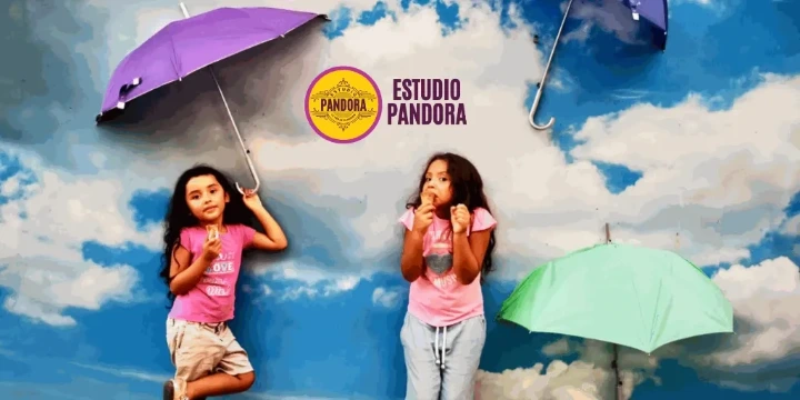 Imagen de niña promoviendo a Estudio Pandora