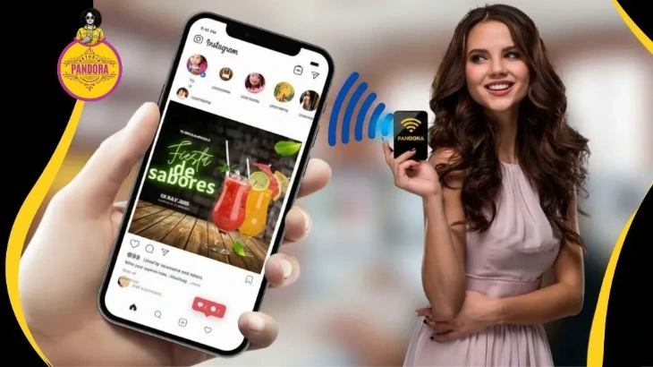 Descubre cómo conectar tus redes sociales con la tecnología inteligente de Estudio Pandora. Persona sosteniendo un teléfono inteligente que muestra una publicación de Instagram de "Fiesta de Sabores", mientras una mujer al fondo sostiene una tarjeta inteligente con el logo de Estudio Pandora que emite una señal inalámbrica hacia el teléfono.