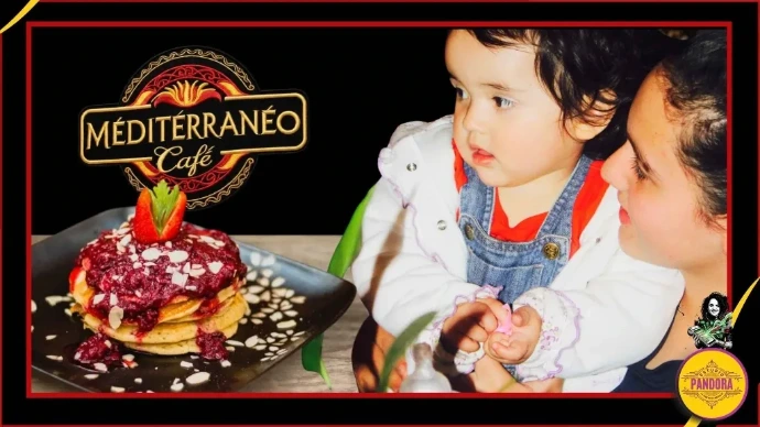 Ayudamos a que el sabor y la calidez de tu negocio familiar conecten con más clientes en internet. Diseño publicitario creado por Estudio Pandora para "Méditerranéo Café", mostrando un plato de hot cakes con frutos rojos junto a una madre y su pequeña hija compartiendo un momento familiar.