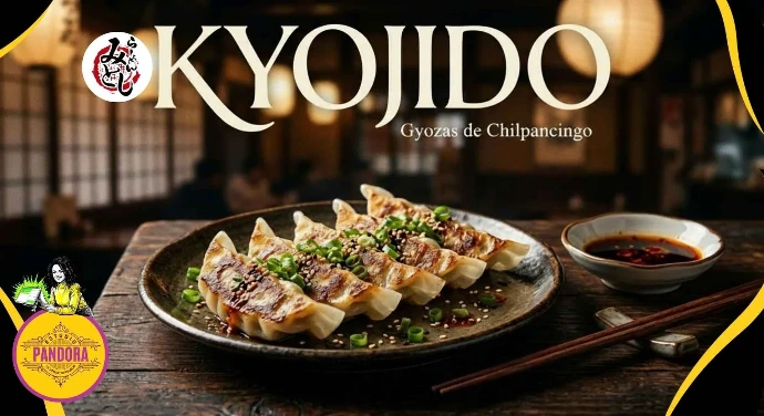 Diseñamos la identidad y el contenido visual que hacen que tu propuesta gastronómica destaque con un estilo único y profesional. Banner publicitario de Estudio Pandora para el restaurante "Kyojido Gyozas de Chilpancingo", mostrando un plato de empanadillas japonesas o gyozas doradas con cebollín sobre una mesa de madera rústica.