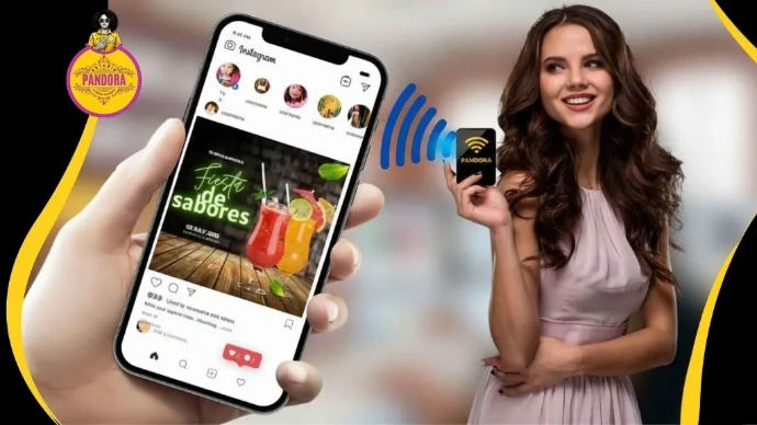 Descubre cómo conectar tus redes sociales con la tecnología inteligente de Estudio Pandora. Persona sosteniendo un teléfono inteligente que muestra una publicación de Instagram de "Fiesta de Sabores", mientras una mujer al fondo sostiene una tarjeta inteligente con el logo de Estudio Pandora que emite una señal inalámbrica hacia el teléfono.