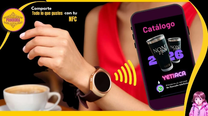 Conectamos tu negocio con el futuro mediante catálogos interactivos y tarjetas de presentación digitales con tecnología NFC para compartir tu información al instante. Primer plano de una mano con un reloj inteligente de carátula redonda dorada transmitiendo datos vía NFC a un celular cercano; la pantalla del smartphone despliega un catálogo interactivo con termos negros de la marca Yeti con el texto Yetiaca.