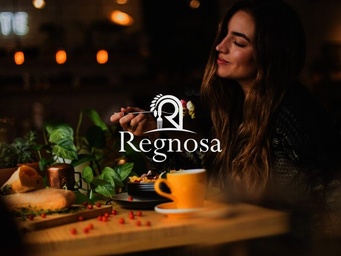 Una mujer disfrutando en un restaurante italiano