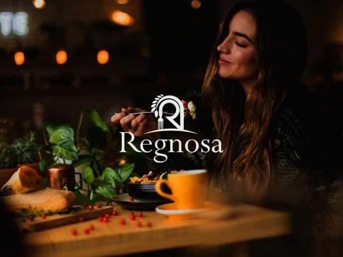 Una mujer disfrutando en un restaurante italiano