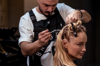 Estilista profesional realizando un corte de precisión en Keni Beauty Salon