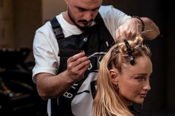 Estilista profesional realizando un corte de precisión en Keni Beauty Salon