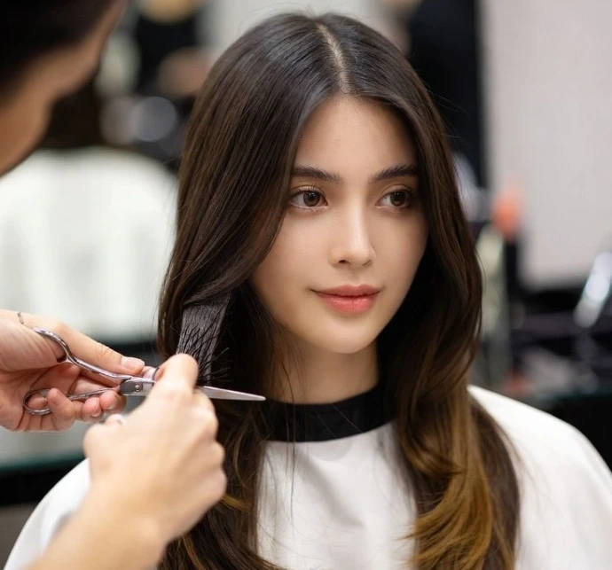 Mujer recibiendo corte de cabello profesional en Keni Beauty Salon