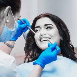 Especialista dental realizando procedimiento en Clínica SanAngel