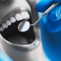 Dentista realizando revisión profesional en Clínica SanAngel