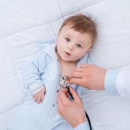 Pediatra auscultando a bebé en Clínica SanAngel