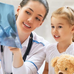 Pediatra explicando radiografía a paciente infantil en SanAngel