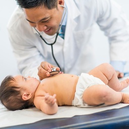 Médico pediatra revisando a bebé en camilla en SanAngel