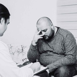 Paciente en consulta psicológica recibiendo orientación en SanAngel